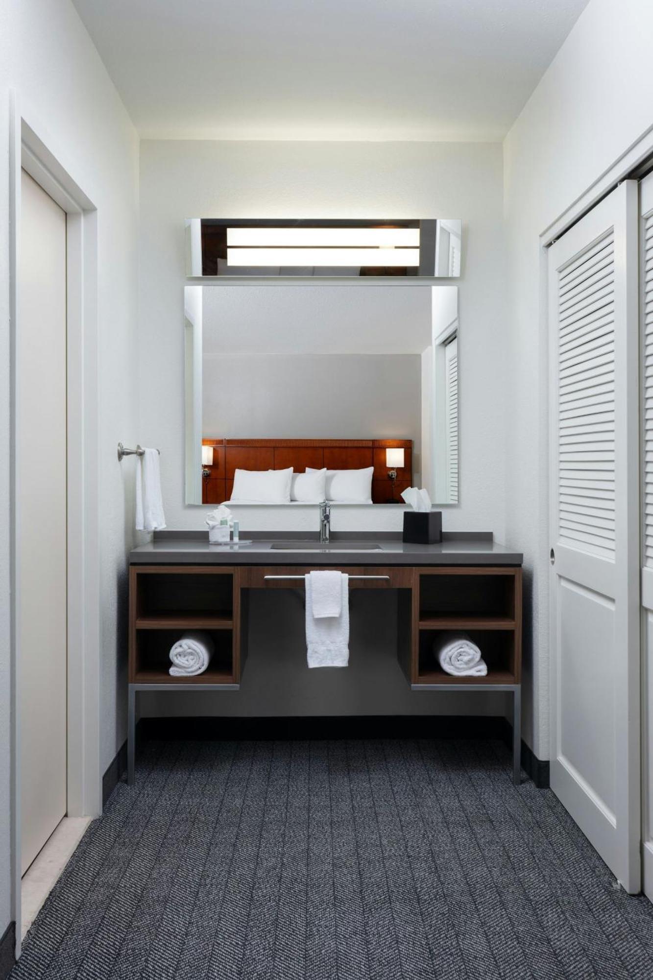 Courtyard By Marriott Wichita At Old Town Ξενοδοχείο Εξωτερικό φωτογραφία